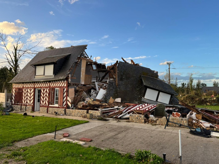 Dans le secteur de Beuzeville - Pont-Audemer, cette maison a été partiellement détruite sous la force du vent - Photos © SDIS27