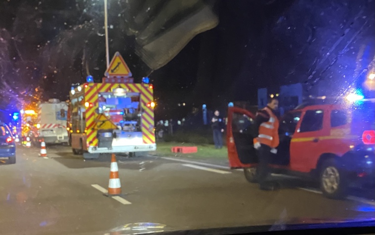 Les secours ont pris en charge trois blesdsés qui ont été transportées vers les hôpitaux d'Elbeuf et de Rouen - Illustration © infoNormandie