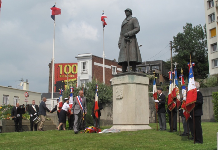 Traditionnel dépôt de gerbe, au pied du monument dédié au Roi Léopold (Photo MHF) Traditionnel dépôt de gerbe, au pied du monument dédié au Roi Léopold (Photo MHF)