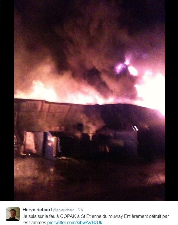Hervé Richard (@erverichard), sapeurs-pompier professionnel, a posté les premières photos de l'incendie sur son compte Twitter (capture d'écran)