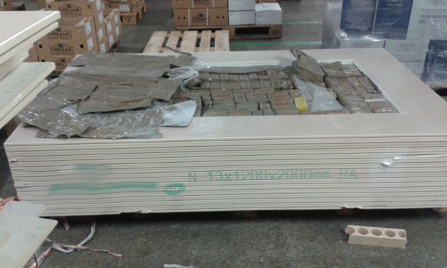 La résine dce cannabis, conditionnée sous forme de pains, était dissimulée à l'intérieur des plaques de plâtre (Photo et vidéo : Douanes) La résine dce cannabis, conditionnée sous forme de pains, était dissimulée à l'intérieur des plaques de plâtre (Photo et vidéo : Douanes)