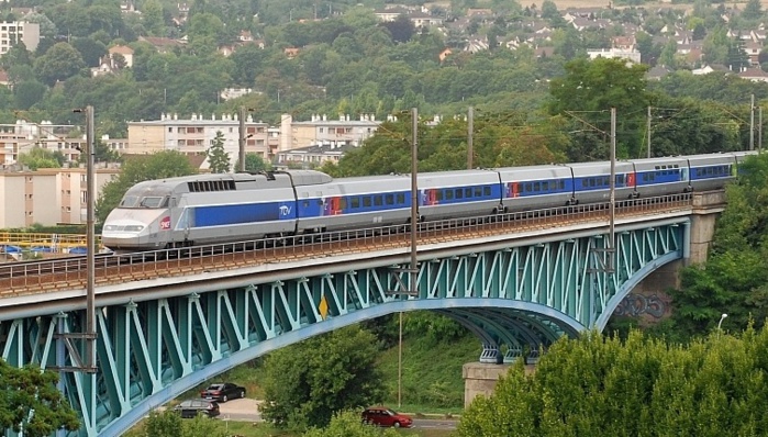 Les voyageurs du TGV Le Havre - Marseille évacués après une collision avec une voiture après Mantes-la-Jolie Les voyageurs du TGV Le Havre - Marseille évacués après une collision avec une voiture après Mantes-la-Jolie