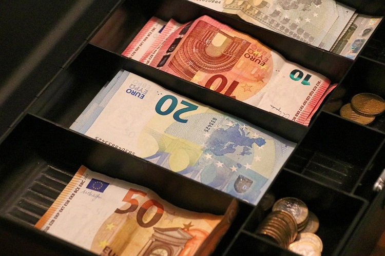 Plusieurs centaines d'euros ont été prélevés dans le tiroir-caisse par l'employé indélicat du bar-tabac - Illustration © Pixabay