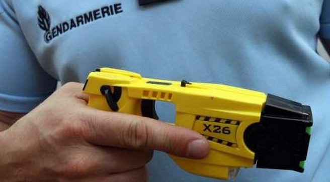 Le gendarme a dû faire usage de son pistolet à impulsion électrique (Taser) pour parvenir à maîtriser l'agresseur (Photo d'illustration)