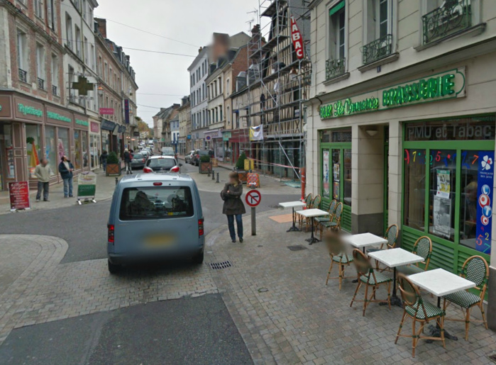 Les cambrioleurs sont parvenus à pénétrer par effraction dans le bar Le Commerce (ici à droite sur la photo) mais ont fait chou blanc à la pharmacie située de l'autre côté de la rue (@Google Maps)