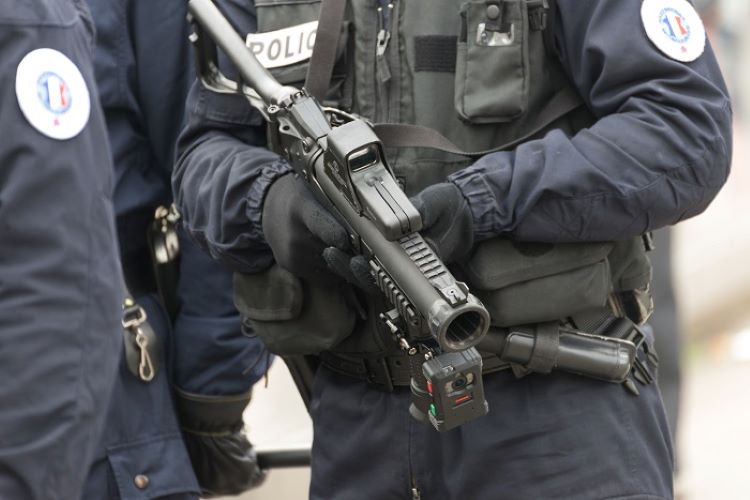 La police a dû faire usage de son armement collectif pour disperser les assaillants - Illustration © Adobe Stock