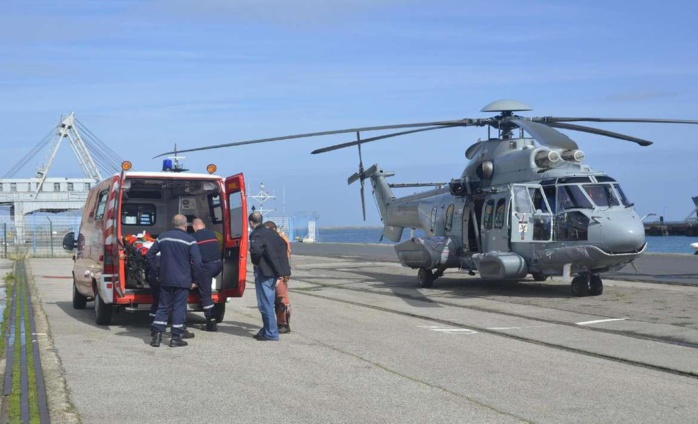Le marin-pêcheur dieppois a été hélitreuillé à bord de l'hélicoptère de la Marine nationale avant d'être pris en charge par l'ambulance des pompiers sur le port de Cherbourg (Photo d'illustration/Marine nationale)