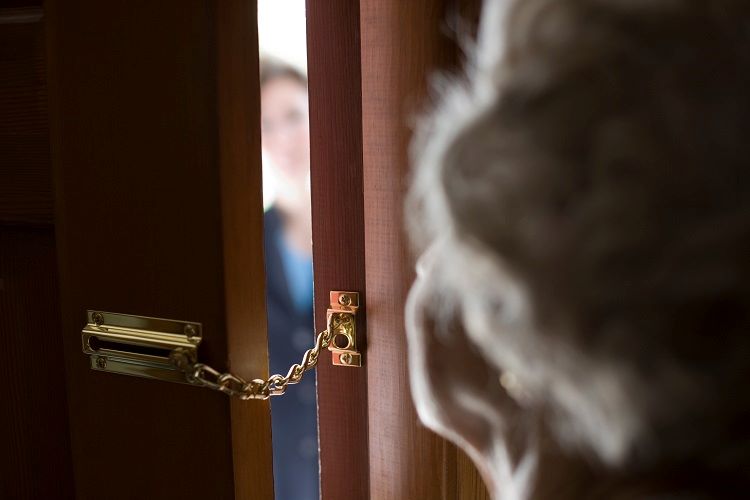 Les services de police appellent les personnes âgées à la vigilance : ne pas ouvrir saz porte et laisser entrer un inconnu chez soi est la première précaution à p^rendre - Illustration © Adobe Stock