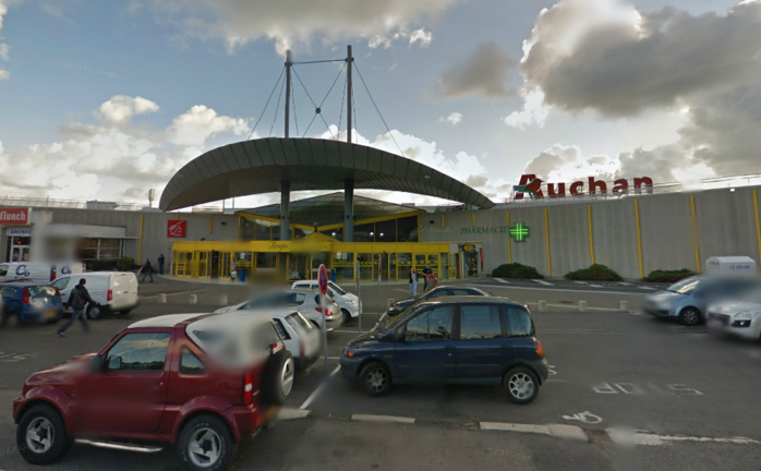 Le corps sans vie du SDF a été retrouvé dans une voiture garée sur le parking du centre commercial du Belvédère, à Dieppe (@Google Maps)