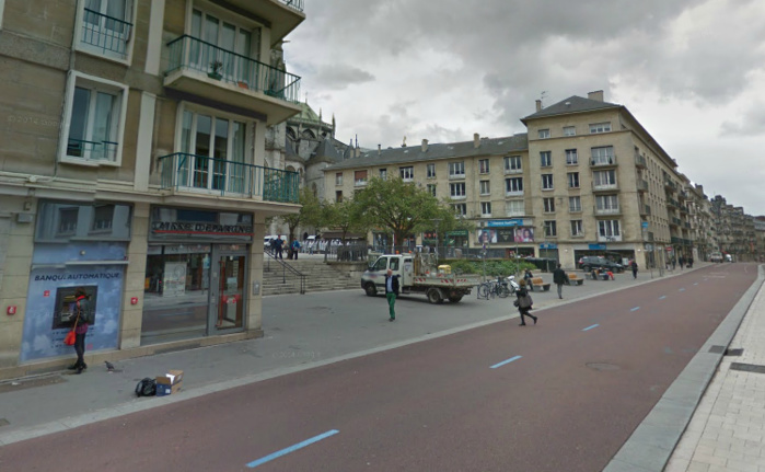 Les policiers ont pu établir que l'agression s'est déroulée à proximité d'un distributeur de billets rue du Général Leclerc, au niveau de la place de la Calende (@Google Maps)