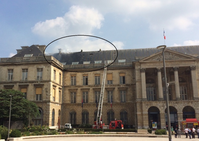 Le feu se serait déclaré dans les combles de l'aile nord de la mairie Le feu se serait déclaré dans les combles de l'aile nord de la mairie