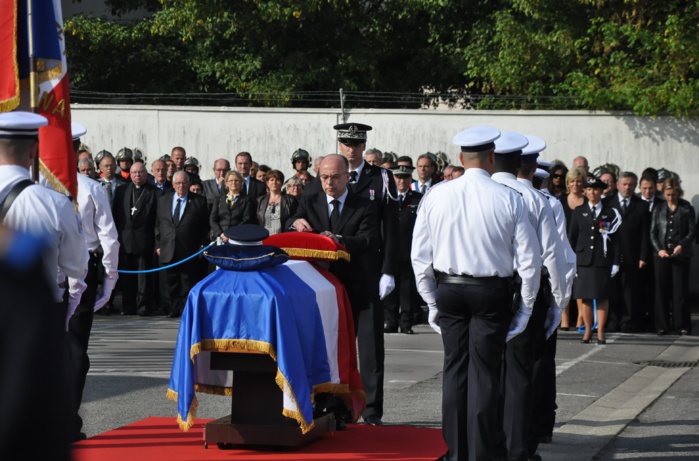 Bernard Cazeneuve a cité Sandrine Mortas dans l'ordre de la Nation (Photo @infoNormandie) Bernard Cazeneuve a cité Sandrine Mortas dans l'ordre de la Nation (Photo @infoNormandie)