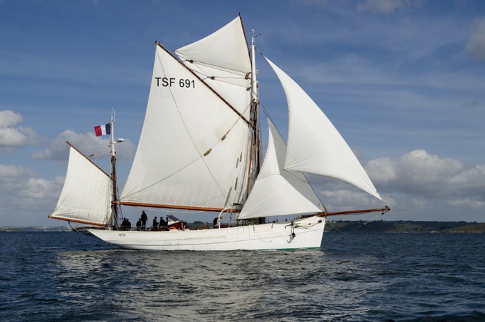 Le Mutin est la plus ancienne unité navigante de la Marine nationale. Il a été lancé le 18 mars 1927 aux Sables-d'Olonne. C'est un dundee construit en 1926 sur le modèle des thoniers à voile par les Chantiers Florimond-Guignardeau (Photo Marine nationale) Le Mutin est la plus ancienne unité navigante de la Marine nationale. Il a été lancé le 18 mars 1927 aux Sables-d'Olonne. C'est un dundee construit en 1926 sur le modèle des thoniers à voile par les Chantiers Florimond-Guignardeau (Photo Marine nationale)