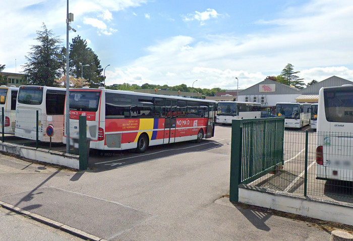 L'action des sapeurs-pompiers qui ont déployé quatre lances dont une canon a permis de stopper la propagation aux autres cars - Illustration