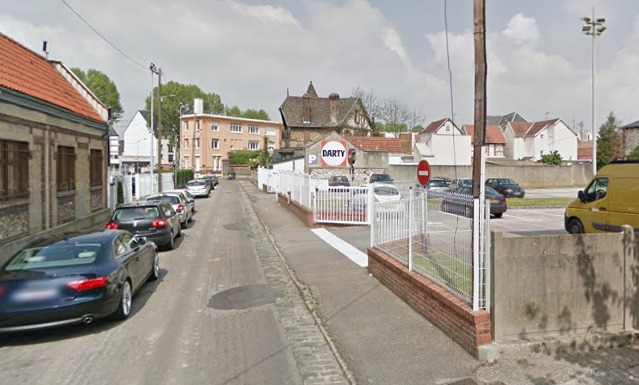 Rouen : des voleurs à la roulotte mettent le feu à une Peugeot 106 sous les yeux des policiers