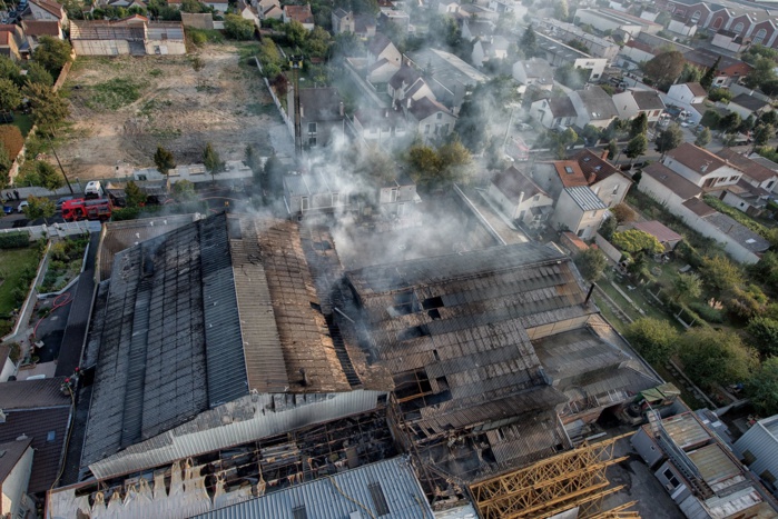 Le feu a fortement endommagé le bâtiment qui abritait les deux cuves de fuel. Une soixantaine de pompiers des Yvelines et du Val d'Oise ont été mobilisés au plus fort de l'incendie (Crédit photo : Sdis78)