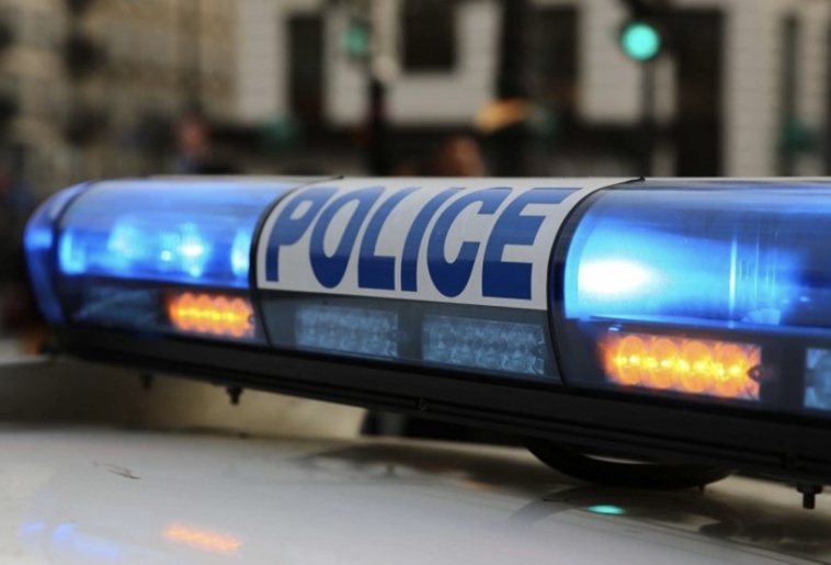 Il accroche très légèrement la voiture de police en tournant à droite -Illustration © Adobe Stock Il accroche très légèrement la voiture de police en tournant à droite -Illustration © Adobe Stock