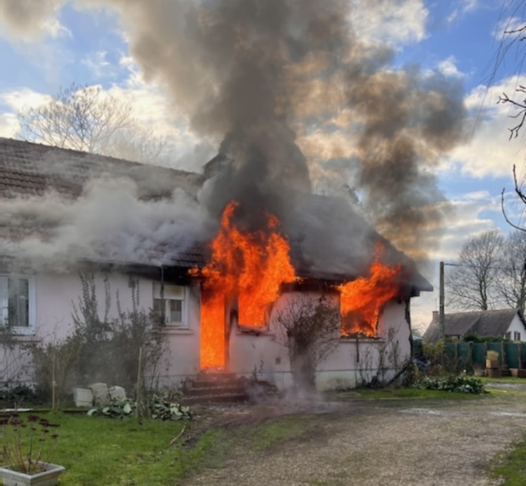 La maison était embrasée à l'arrivée des sapeurs-pompiers vers 16h15 - Photo © Sdis 76 La maison était embrasée à l'arrivée des sapeurs-pompiers vers 16h15 - Photo © Sdis 76