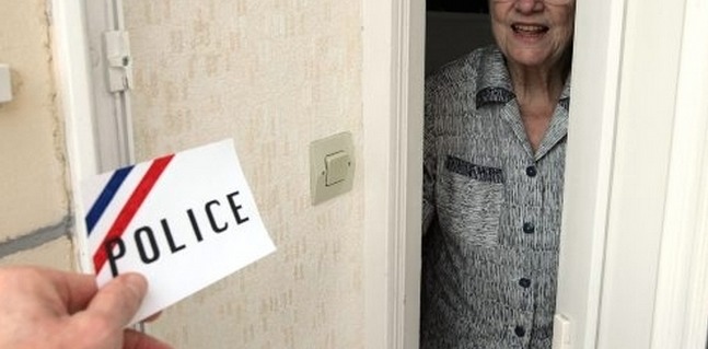 Les services de police conseillent aux personnes âgées de ne pas ouvrir leur porte à des inconnus. En cas de doute, ne pas hésiter à composer le 17 (Photo d'illustration)