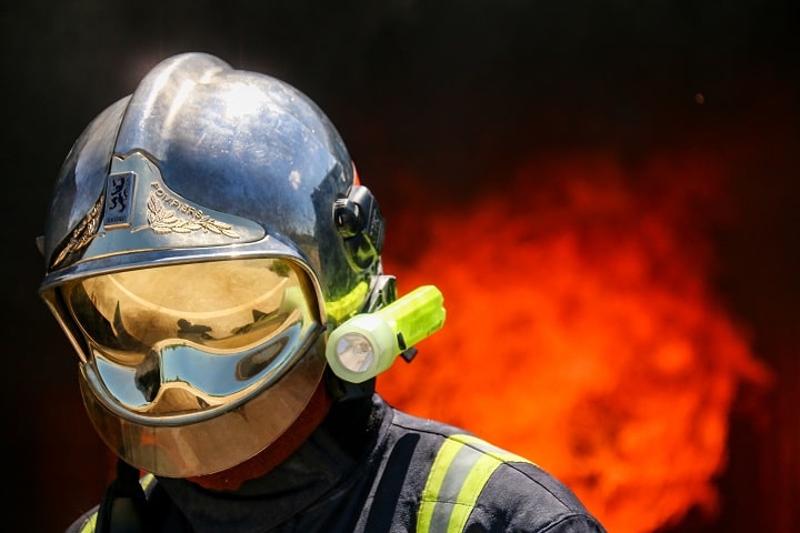 Une trentaine de sapeurs-pompiers ont été engagés pour éteindre les deux feux - Illustration © Adobe Stock