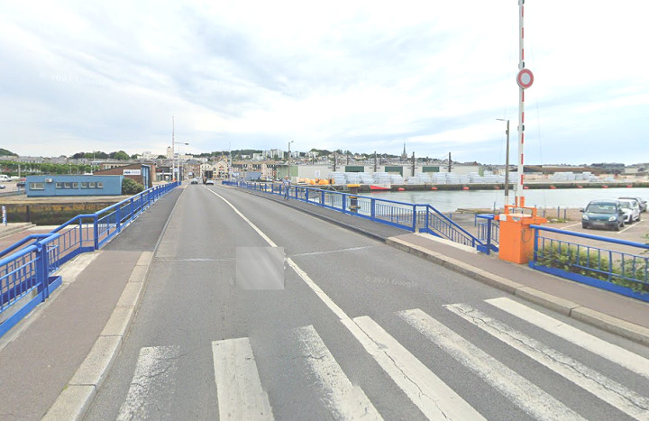 Le pont qui dessert le port et le centre-ville de Fécamp va être fermé à la circulation automobile et des piétons afin de permettre le passage des bateaux et autres navires - Illustration