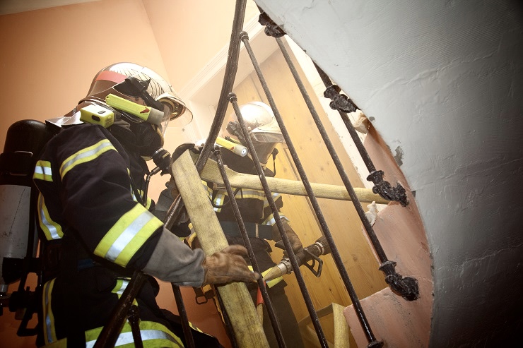 Les sapeurs pompiers ont procédé à leur arrivée au sauvetage de cinq personnes - Illustration @ Adobe Stock