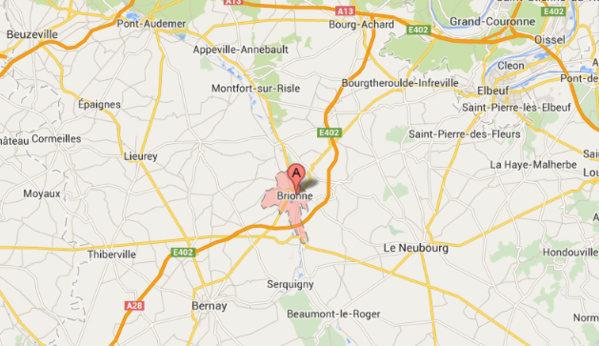 Incendie à Brionne : 350 tonnes de paille détruites, les pompiers toujours sur place Incendie à Brionne : 350 tonnes de paille détruites, les pompiers toujours sur place