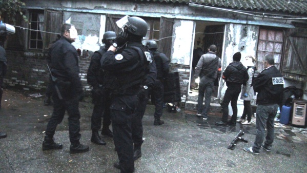 Les policiers sont intervenus au petit matin ce lundi dans un squat où logeait un proxénète rue de la République à Petit-Quevilly (Photo DR)