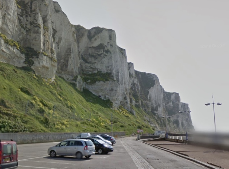 Le véhicule de la femme recherchée a été retrouvé à proximité des falaises - illustration Le véhicule de la femme recherchée a été retrouvé à proximité des falaises - illustration