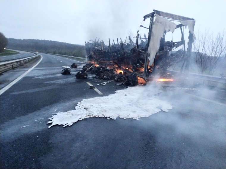 Le camion a été entièrement détruit par l'incendie. Les flammes ont prpobvoqué des dégâts au niveau de la chaussée - Photo © Gendarmerie/Twitter