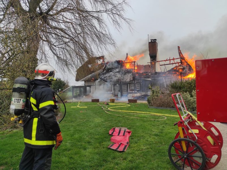 La chaumière était embrasée à l’arrivée des sapeurs-pompiers - Photo @ Sdis76 La chaumière était embrasée à l’arrivée des sapeurs-pompiers - Photo @ Sdis76