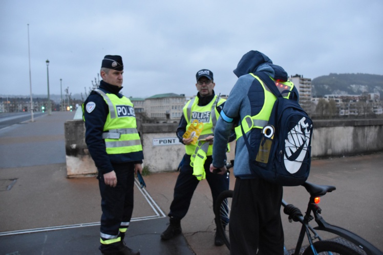 220 piétons et autres adeptes de la bicyclette et de la trottinette électrique ont été sensibilisés par les policiers - Photo @ DDSP76