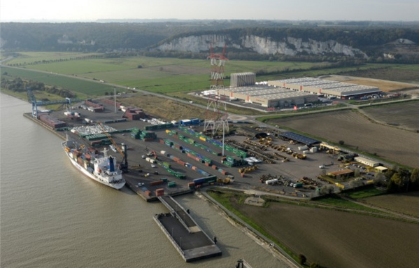 Le terminal Radicatel est implanté en bordure de la Seine, sur la zone industrielle de Port-Jérôme Le terminal Radicatel est implanté en bordure de la Seine, sur la zone industrielle de Port-Jérôme