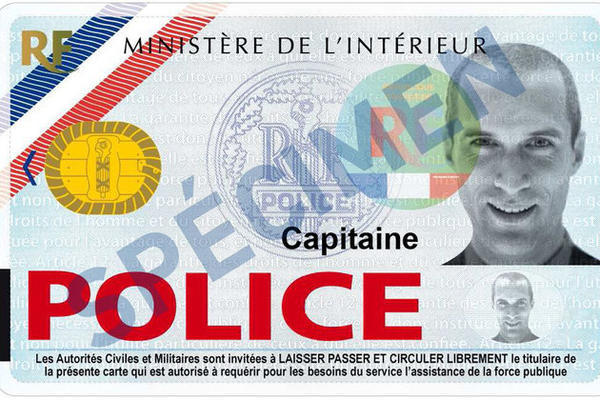 La nouvelle carte de police est désormais au format d'une carte de crédit. Elle comporte la photo du fonctionnaire, elle est munie d'une puce et protégée par un plastique sécurisé  (Photo d'illustration)