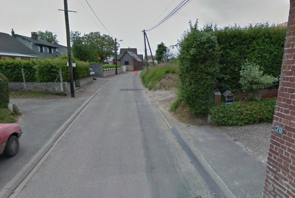 L'enfant a été découvert inconscient à c$ôté de son vélo à hauteur du n°72 de la rue du Fresne, dans le bourg de Saint-Pierre-en-Val (Photo d'illustration @Google Maps)