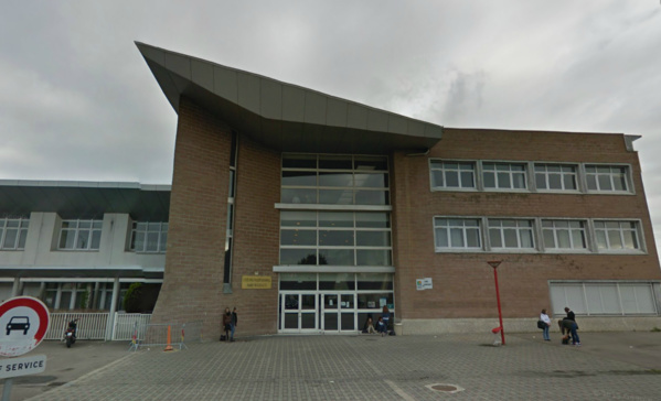 Les incidents se sont produits sur le parvis du lycée Les incidents se sont produits sur le parvis du lycée