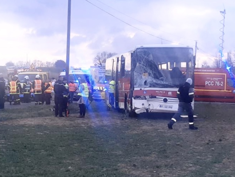 Aucune victime n'est à déplorer dans le bus qui transportait 16 adolescents - Photo © Sdis76