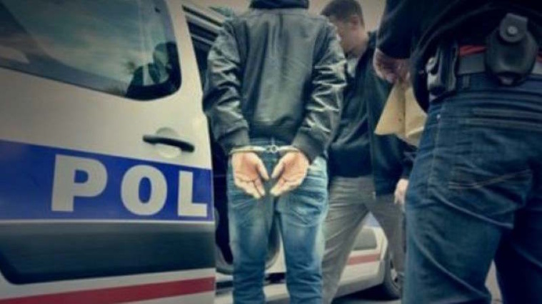 Le pilote de la moto de cross a été appréhendé - Illustration Le pilote de la moto de cross a été appréhendé - Illustration