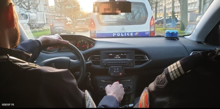 Le conducteur a grillé un stop devant une partrouille de police secours - Illustration @DDSP76 Le conducteur a grillé un stop devant une partrouille de police secours - Illustration @DDSP76