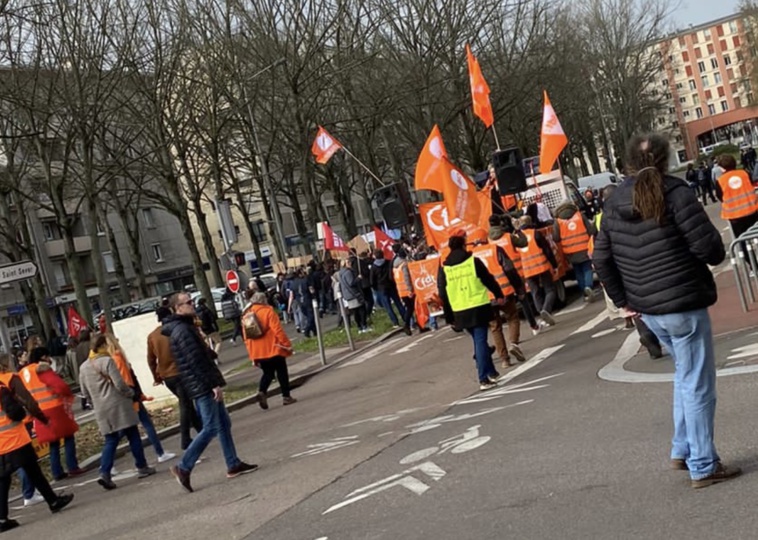 Comme lors des précédentes manifestations contre la réforme des retraites, plus de 5 000 personnes (chiffre de la préfecture) ont défilé ce matin dans les rues de Rouen -  Photo © infonormandie