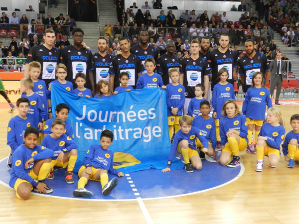 Les enfants de postiers avec des joueurs du SPO Rouen avant le coup d'envoi (Photo La Poste) Les enfants de postiers avec des joueurs du SPO Rouen avant le coup d'envoi (Photo La Poste)