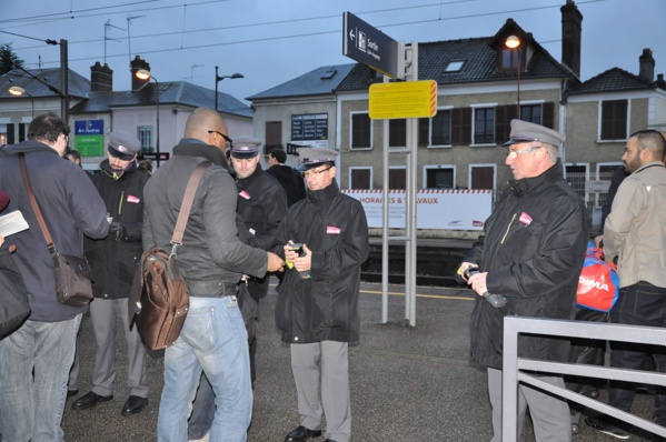 Les contrôleurs étaient en nombre pour procéder à la vérification des titres de transport à l'entrée du quai de la gare (@infoNormandie) Les contrôleurs étaient en nombre pour procéder à la vérification des titres de transport à l'entrée du quai de la gare (@infoNormandie)