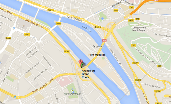 Un semi-remorque couché sur l'avenue du Grand Cours à Rouen (rive gauche) Un semi-remorque couché sur l'avenue du Grand Cours à Rouen (rive gauche)