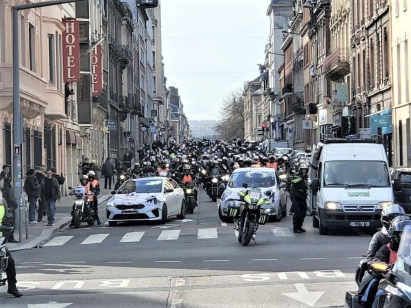 Les motards ont défilé en ville avant de se rassembler devant l'hôtel de ville de Rouen - Photo © Alma Dufour