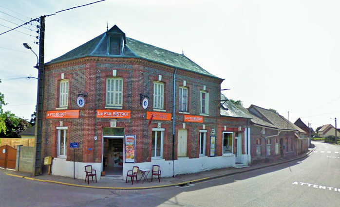 Le bar est situé en plein coeur du village, au carrefour de la rue de Venon, de la route du Neubourg et de la route d'Elbeuf. C'est d'ailleurs le seul commerce de Surtauville, un bourg d'un peu plus de 450 habitants entre Louviers (à 9 km) et Le Neubourg