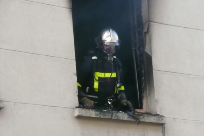 Photo d'illustration d'une intervention des sapeurs-pompiers lors d'un incendie d'appartement Photo d'illustration d'une intervention des sapeurs-pompiers lors d'un incendie d'appartement
