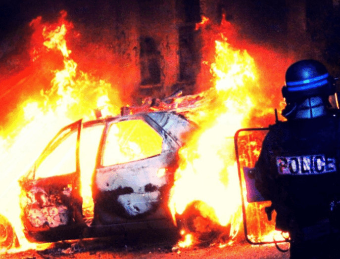 Le véhicule commençait à s'embraser à l'arrivée de la police  - Illustration © Adobe Stock