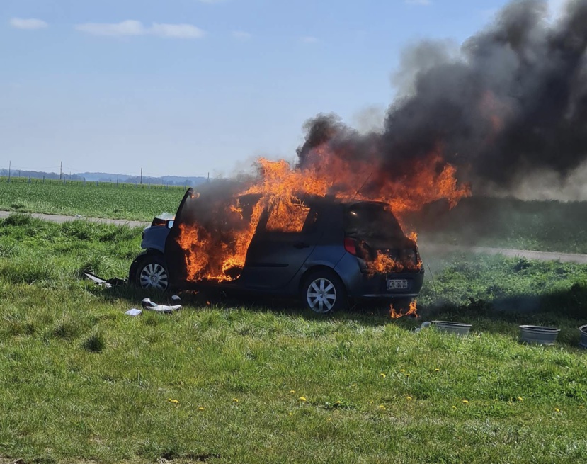 Une automobiliste est intervenue juste à temps pour sortir les jeunes gens de leur voiture en feu - Photo @ Gervais Magdalena Une automobiliste est intervenue juste à temps pour sortir les jeunes gens de leur voiture en feu - Photo @ Gervais Magdalena