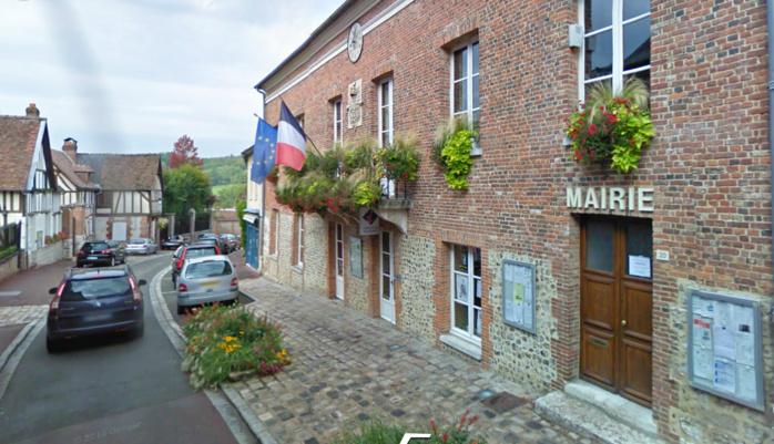 La mairie de Lyons-la-Forêt, chef lieu de canton de 750 habitants