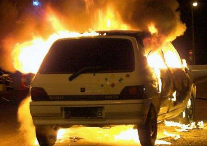 Les trois véhicules incendiés ont été totalement détruits (Photo d'illustration)